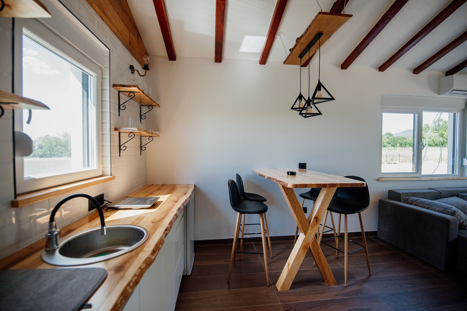 Cocina moderna con encimera de madera