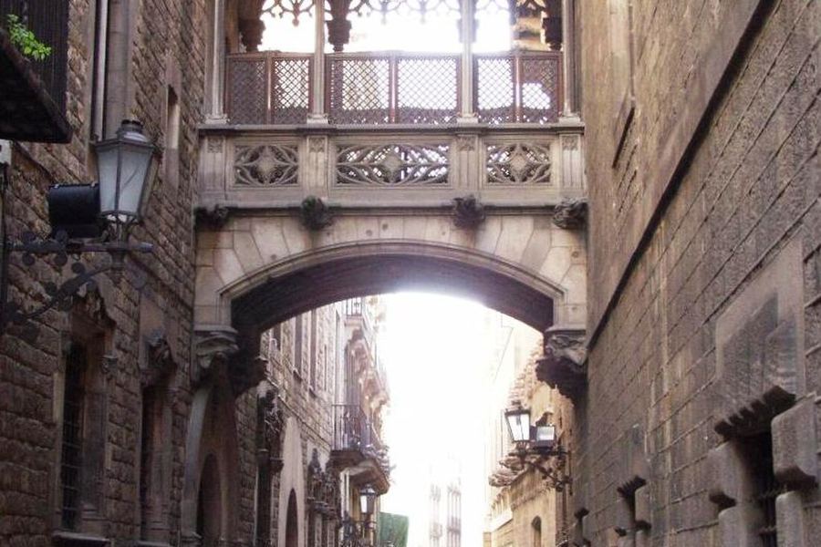 Carrer del Bisbe, Barri Gòtic