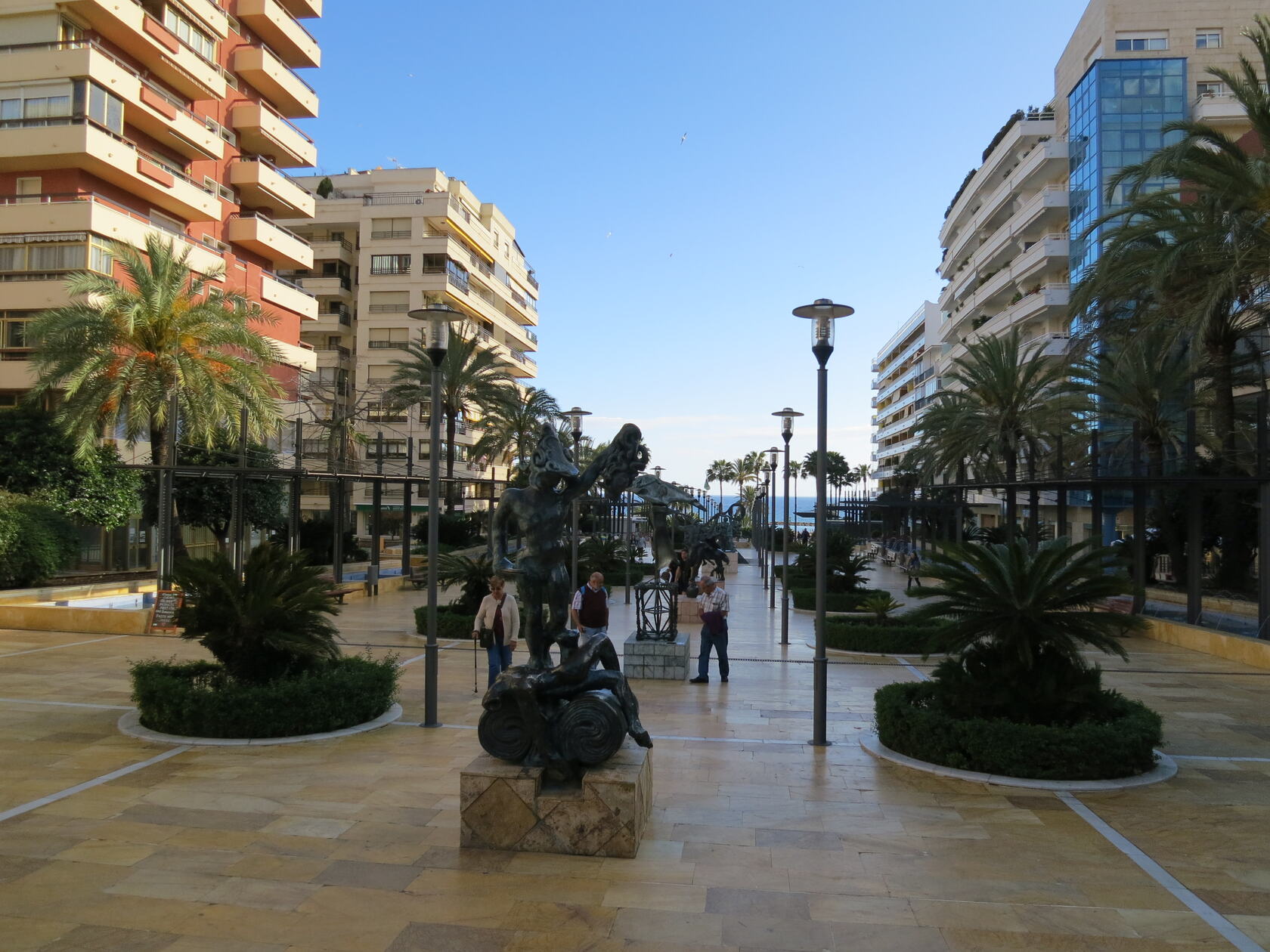 Avenida del Mar con escultura de Salvador Dalí, Marbella