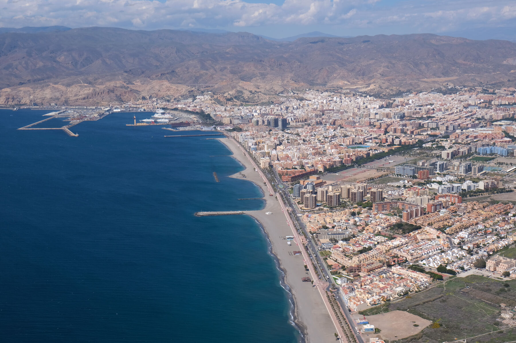 Vista aérea de Almería (ciudad, playa y puerto)