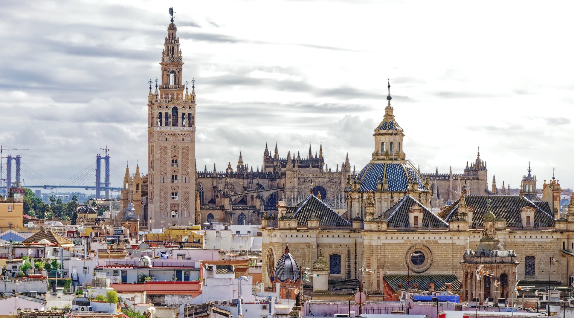 Vista panorámica de Sevilla con la Catedral y la Giralda